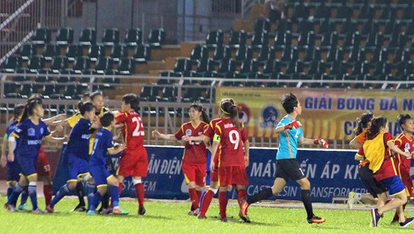 Vụ cầu thủ nữ đánh nhau: HLV trưởng lên tiếng