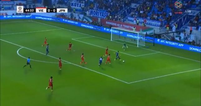VIDEO: Tiền đạo Nhật Bản không thể tin nổi pha cứu thua của Văn Lâm