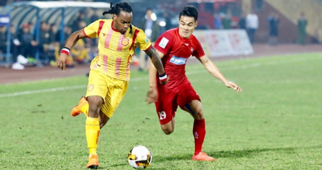 Đánh bại Nam Định trên sân nhà, TPHCM vững vàng ngôi đầu bảng