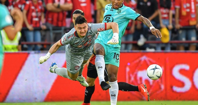 Văn Lâm chơi xuất sắc, Muangthong vẫn để thua đầy thất vọng