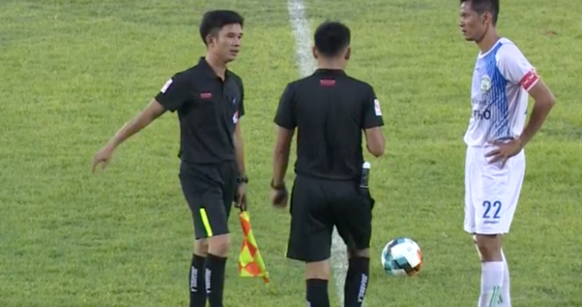 Đá phản lưới nhà, cầu thủ Cần Thơ nhận án phạt nặng