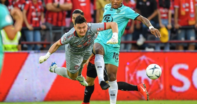 'Messi Lào' lập siêu phẩm, đội bóng của Văn Lâm thảm bại ngay trên sân nhà