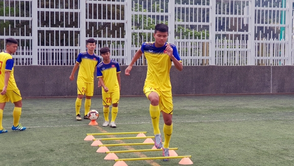 U18 Việt Nam tập làm quen sân, sẵn sàng đối đầu U18 Singapore