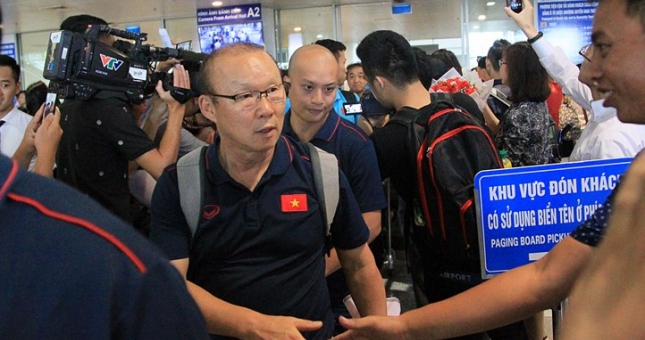 ĐT Việt Nam về nước, khép lại kỳ King's Cup thành công