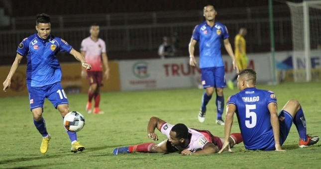 Tân binh nổ súng, Quảng Nam đè bẹp Sài Gòn trên sân nhà