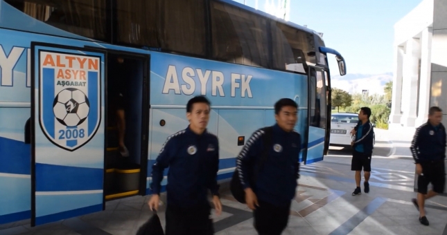 VIDEO: Văn Quyết và các đồng đội 'phờ phạc' sau chuyến bay dài đến Turkmenistan