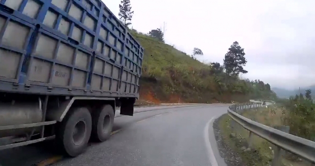 Hành động đẹp của tài xế xe tải trên đường đèo
