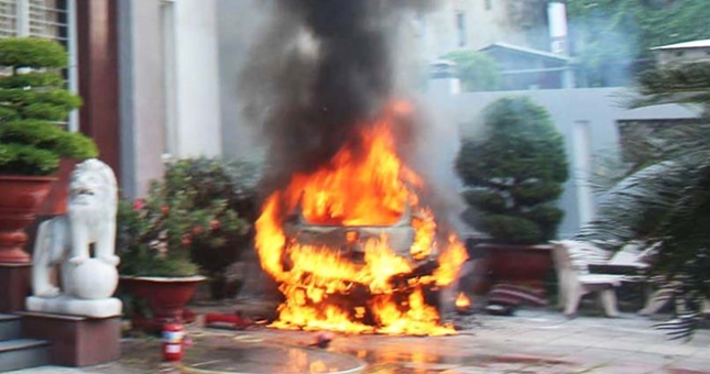 Ô tô đang đỗ bỗng dưng phát nổ, bùng cháy dữ dội