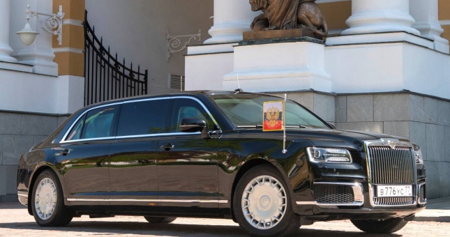 Siêu xe limosine của Tổng thống Nga Putin vượt xa “Quái thú” của Trump?