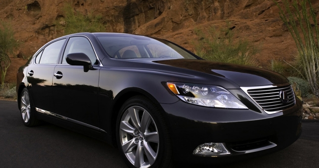 Lý giải vì sao ắc quy xe hybrid có giá hơn 300 triệu đồng