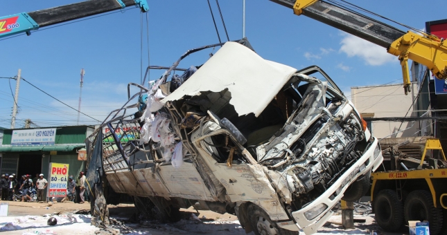 Xe tải gây tai nạn liên hoàn tại Lâm Đồng