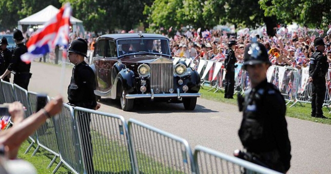 Tân nương hoàng gia Anh ngồi xe hoa Rolls-Royce Phantom IV tới lễ đường