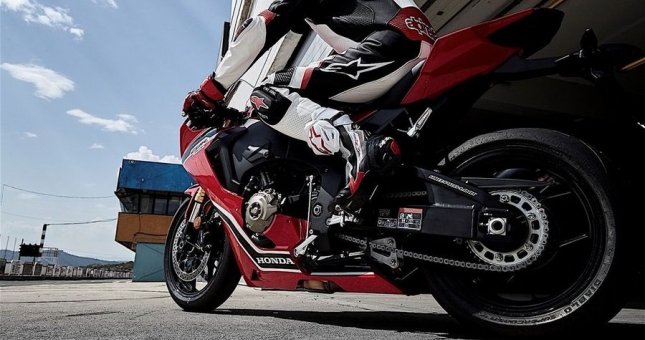 Honda CBR1000RR FireBlade 2018 và Honda CBR1000RR FireBlade SP 2018 – Cặp đôi hoàn hảo