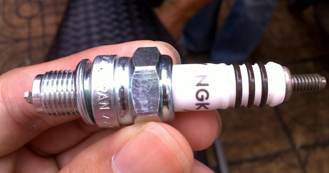 Kiểm tra tình trạng xe qua màu sắc bugi