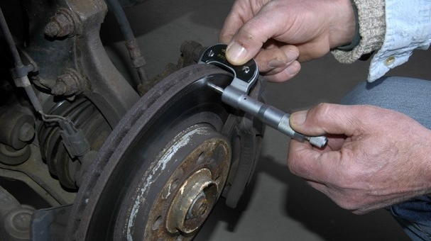 Bó phanh ô tô: Nguyên nhân và cách xử lý