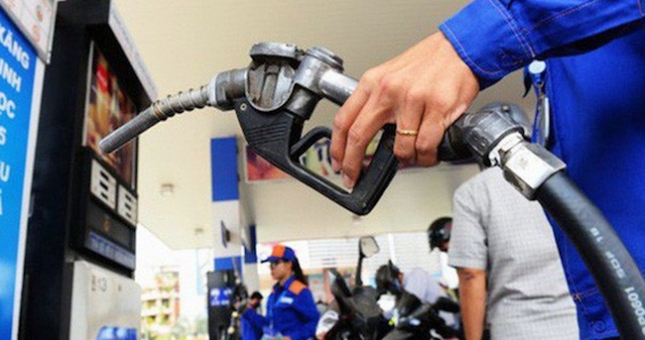 Giá xăng tăng nhẹ sau 2 tháng bình ổn