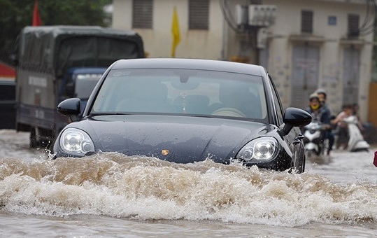 Kinh nghiệm sống còn khi lái xe trong ngày mưa bão