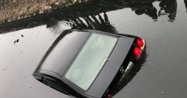 Có hay không khả năng sống sót sau khi xe ô tô rơi xuống nước?