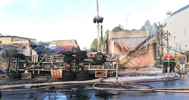 Lật xe bồn chở xăng, hàng loạt nhà dân bốc cháy dữ dội, 6 người tử vong