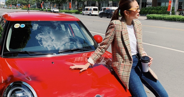 Siêu mẫu Thanh Hằng đi chơi Tết cùng xế sang MINI One biển số đẹp