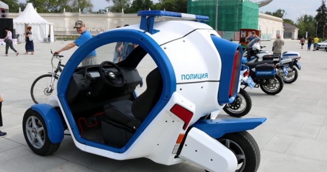 Thú vị chiếc xe hình quả trứng của cảnh sát Nga