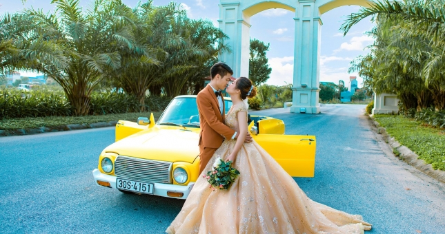 Mùa Valentine, các cặp đôi chụp ảnh cưới bên xế cổ Mazda 1200