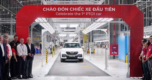 Cận cảnh chiếc xe VinFast đầu tiên lăn bánh tại Hải Phòng