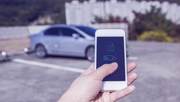 Khám phá cách mở khóa xe hơi bằng 'chìa' iPhone