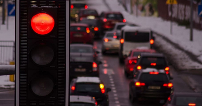 Dừng đèn đỏ, ô tô nên về số nào tiết kiệm nhiên liệu nhất?