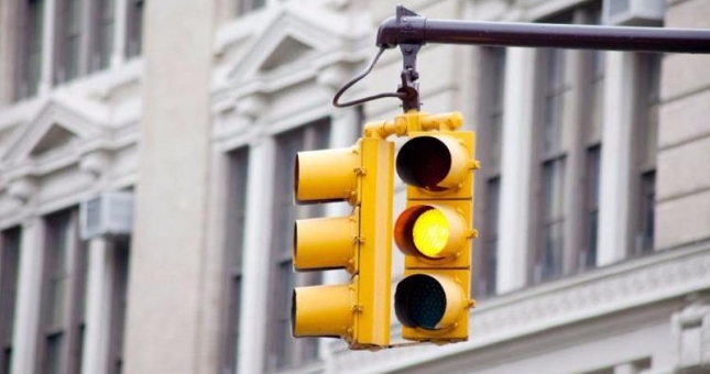 Dự thảo luật mới: Xe cộ được phép vượt đèn vàng 