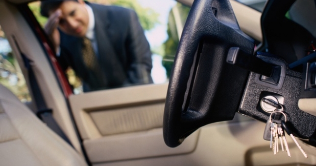 5 mẹo mở khóa xe ô tô không cần thợ khi quên chìa bên trong