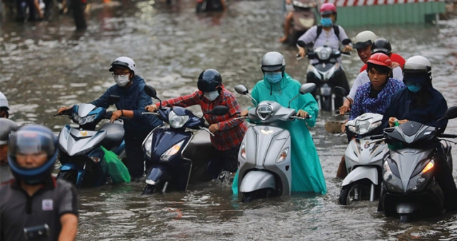 Làm gì để giúp xe máy 'sống sót' khi đi qua vùng ngập nước?