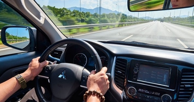 Tư thế cầm vô lăng đúng chuẩn tài xế nào cũng nên biết