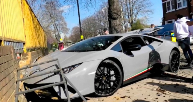 Những 'khách sộp' mua xe sang xui xẻo nhất thế giới 