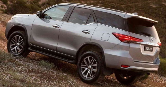 Toyota Fortuner ưu đãi lớn tháng 7, cạnh tranh Mazda CX-8