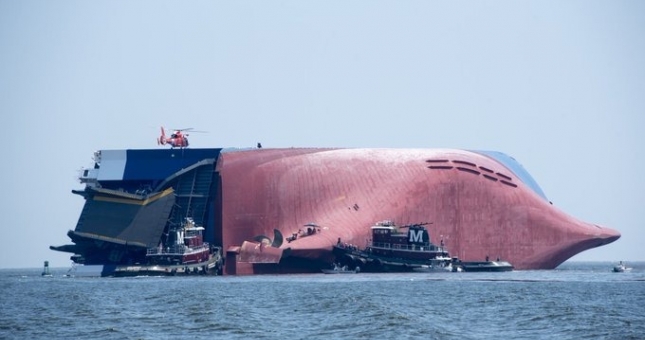 Trục vớt con tàu chứa 4.200 xe ô tô bị chìm dưới đáy biển