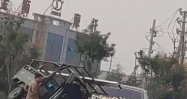 Đâm vào Roll-Royce, tài xế xe ba gác 'khóc ngất' vì số tiền phải đền