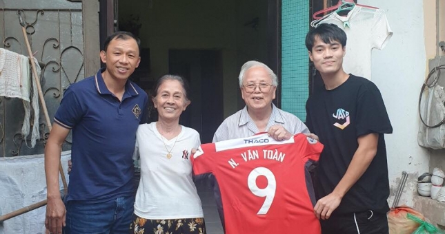 Văn Toàn thăm CĐV đặc biệt trước giờ bóng lăn
