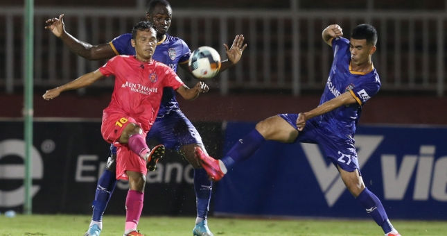 Thua trên sân khách, Sài Gòn tự đẩy mình vào thế khó