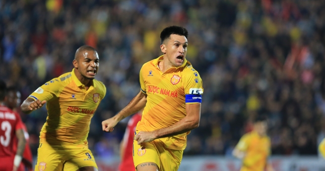 Nam Định mất đội trưởng Đỗ Merlo ở trận cầu sinh tử