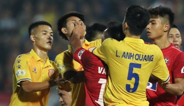 Cầu thủ định 'xử' trọng tài và lý do phải rời HAGL