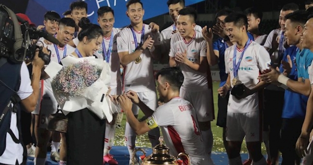 VIDEO: Đội trưởng Viettel cầu hôn bạn gái bằng nhẫn kim cương