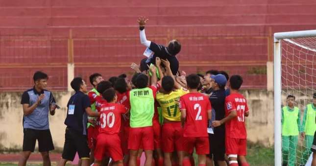 Lính bầu Hiển đánh bại quân bầu Đức để giành suất thăng hạng