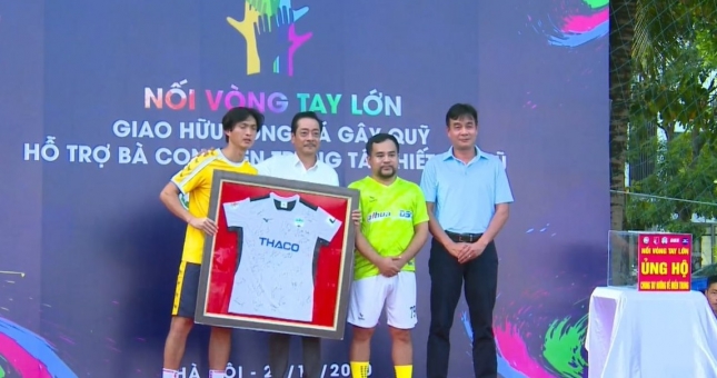 Các sao HAGL đá bóng gây quỹ ủng hộ miền Trung được hơn 2 tỷ đồng