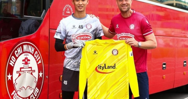 TP. HCM chiêu mộ thủ môn thứ 4, Bùi Tiến Dũng hết cửa bắt chính?