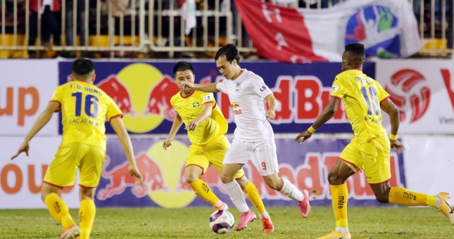Kết quả vòng 2 V-League 2021: HAGL thắng nhọc, Hà Nội bét bảng