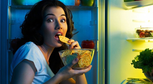 Muốn giảm cân, cần bỏ ngay thói quen ăn khuya hàng ngày