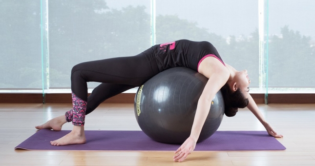 10 bài tập với bóng yoga hỗ trợ giảm mỡ toàn thân hiệu quả tại nhà