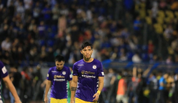 BHL và cầu thủ Hà Nội 'thất thần' dù thắng đậm Quảng Ninh