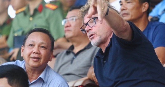 HLV Troussier 'vi hành' tuyển quân cho U19 Việt Nam